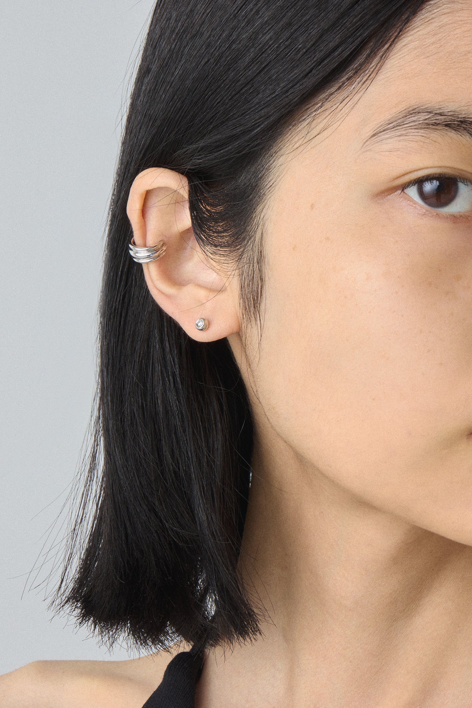 10K WHITE GOLD FLAT POTTERY VESSEL EAR CUFF