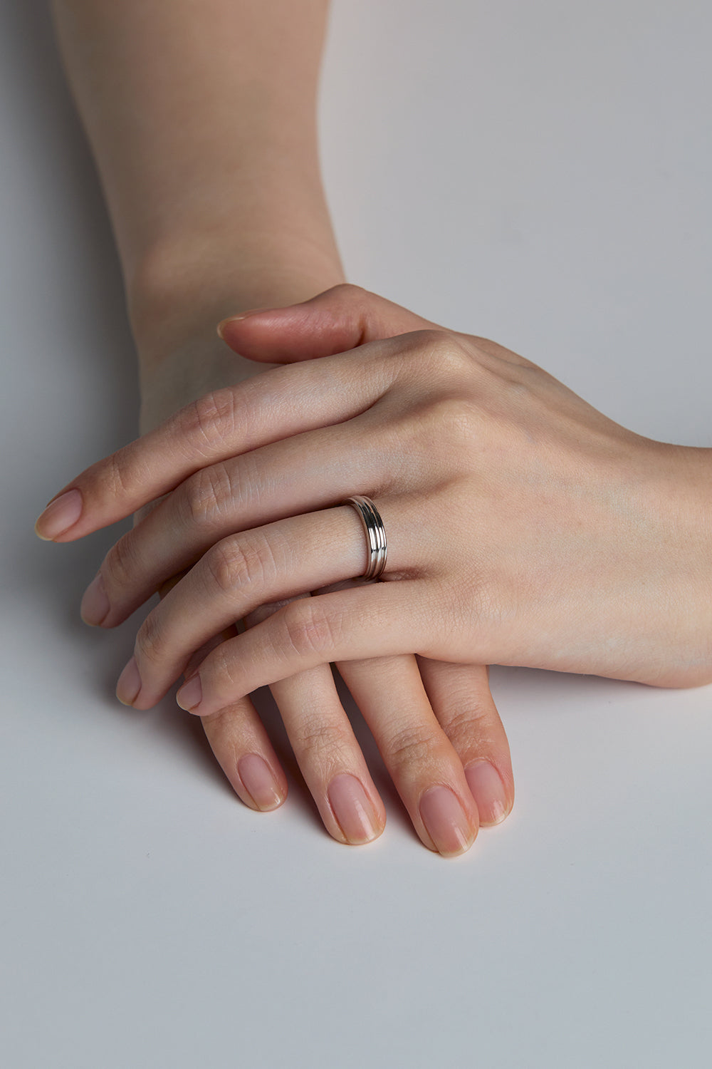 10K WHITE GOLD FLAT POTTERY VESSEL RING