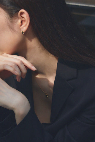 CLAW ONYX GOLD EARRINGS