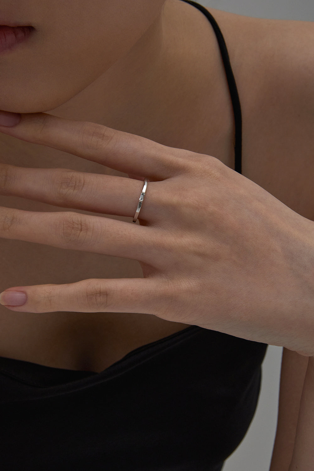 10K SLIM BODY BAGUETTE DIAMOND WHITE GOLD RING