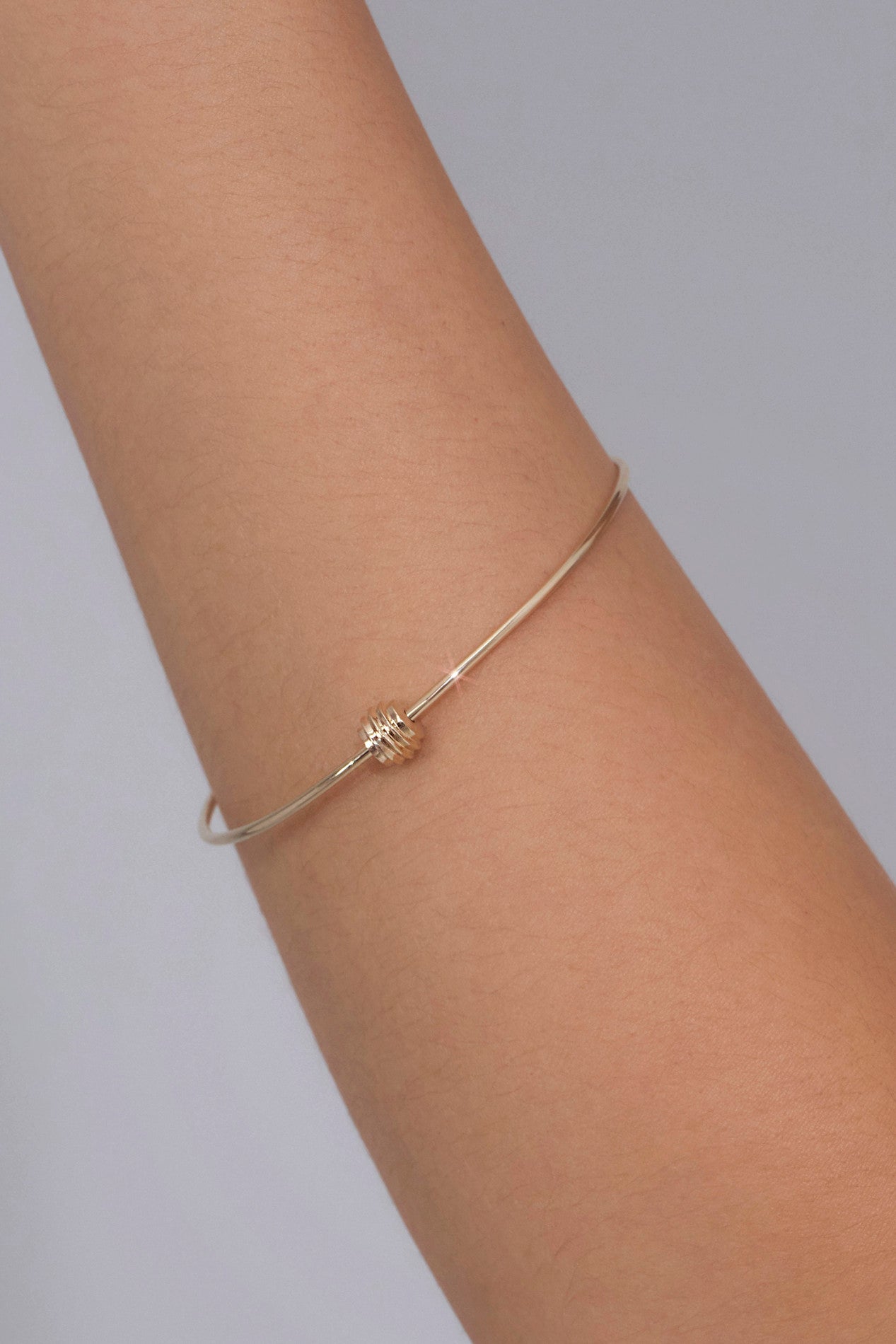 10K GOLD ESSENTIAL RIBBED SILHOUETTE BANGLE