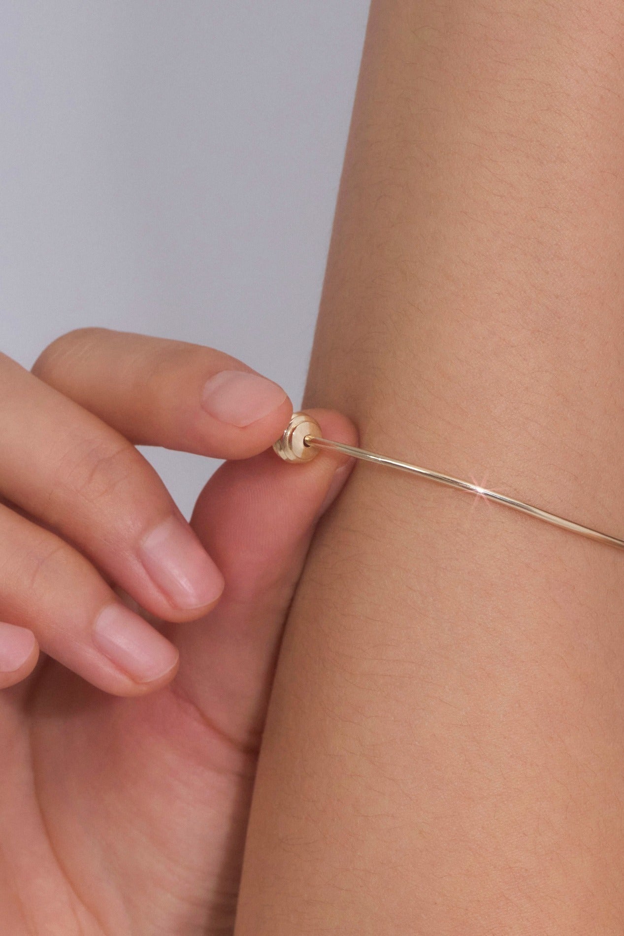 10K GOLD ESSENTIAL RIBBED SILHOUETTE BANGLE