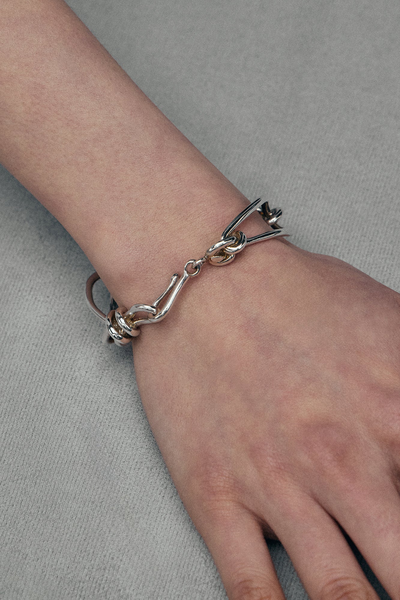 BOLDLY CURVED LOOSE KNOTS BRACELET
