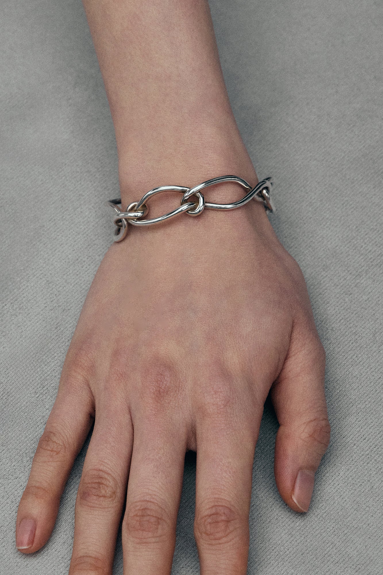 BOLDLY CURVED LOOSE KNOTS BRACELET