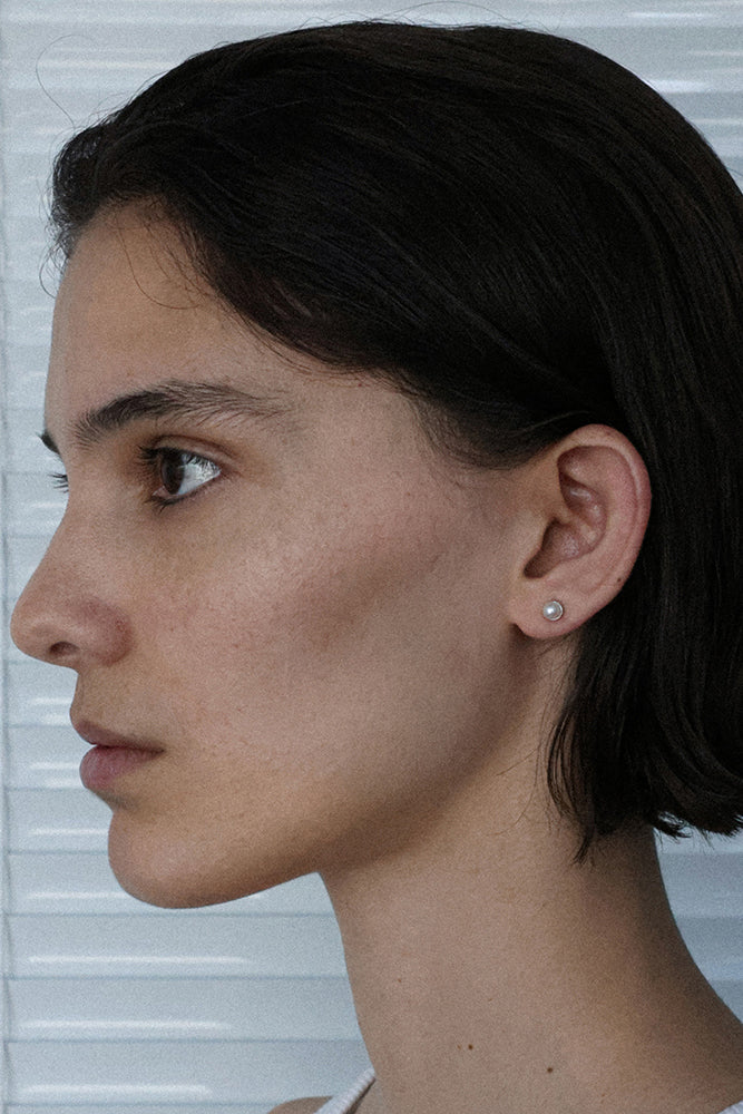 COLD WHITE 4mm PEARL EARRINGS