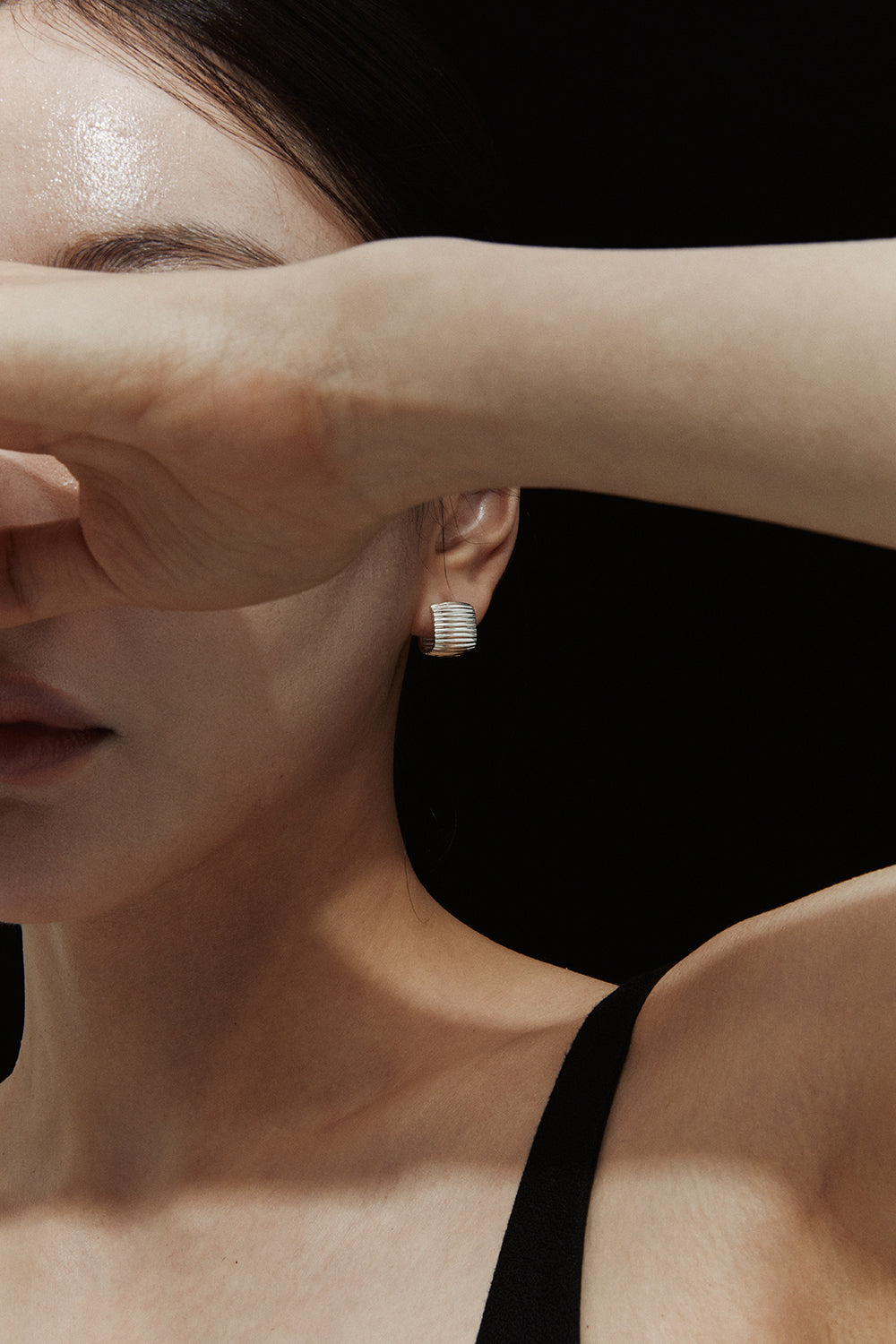 ESSENTIAL RIBBED SILHOUETTE EARRINGS