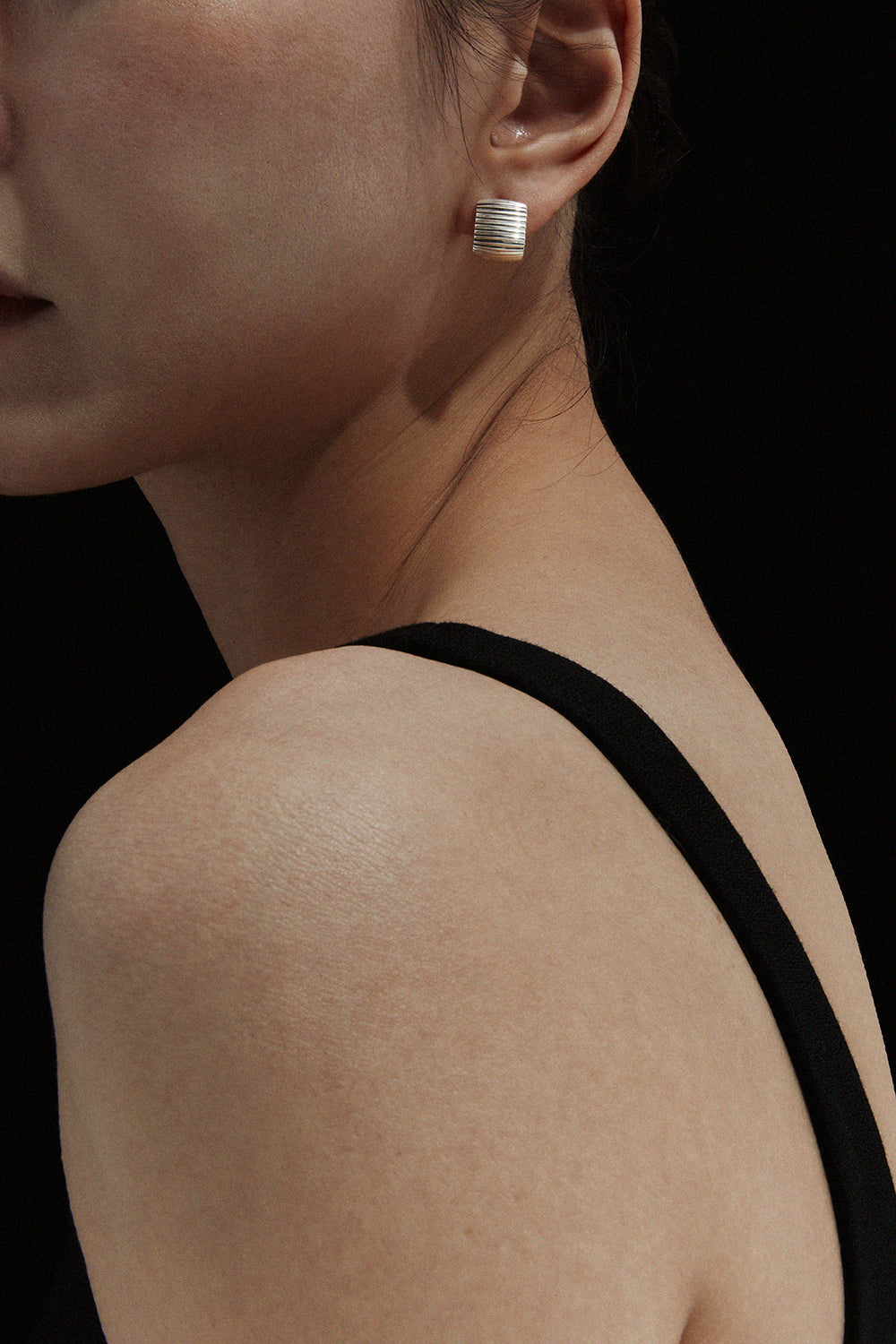 ESSENTIAL RIBBED SILHOUETTE EARRINGS