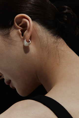 ESSENTIAL RIBBED SILHOUETTE EARRINGS