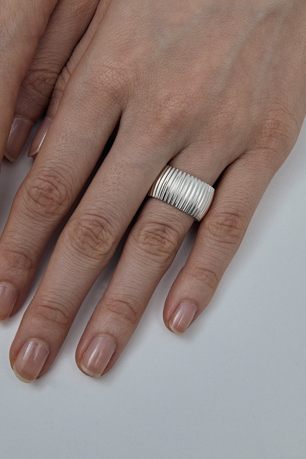 ESSENTIAL RIBBED SILHOUETTE RING LARGE