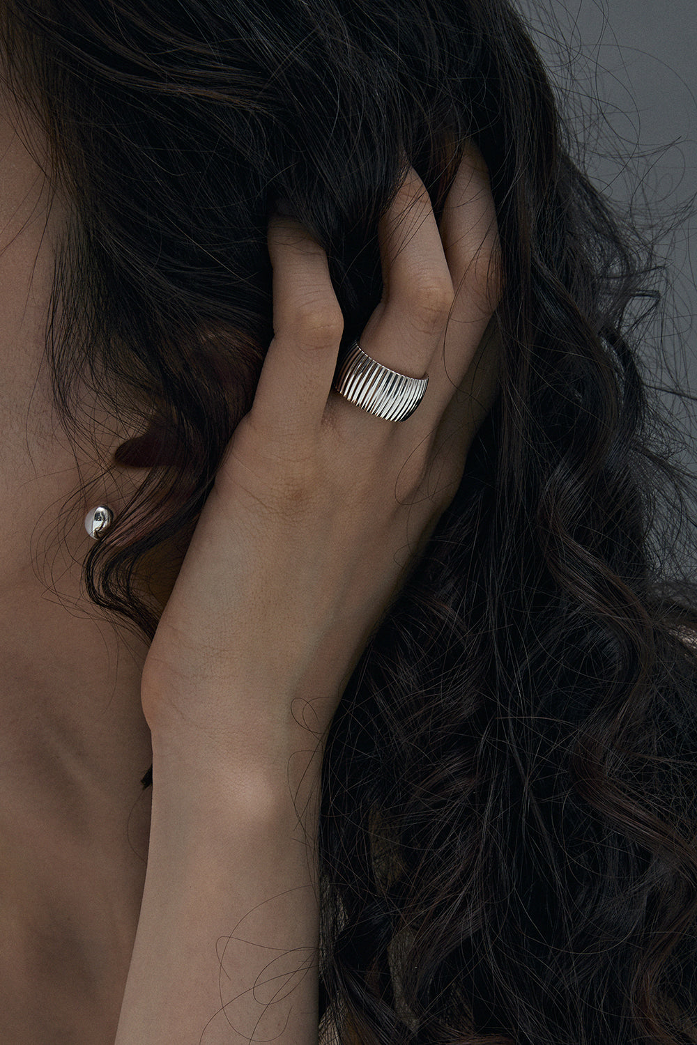 ESSENTIAL RIBBED SILHOUETTE RING LARGE