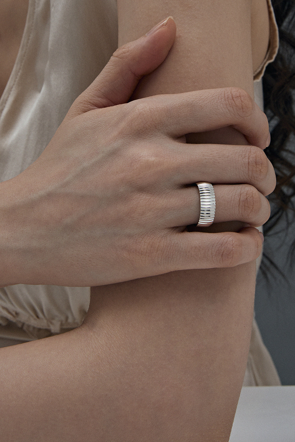 ESSENTIAL RIBBED SILHOUETTE RING SMALL
