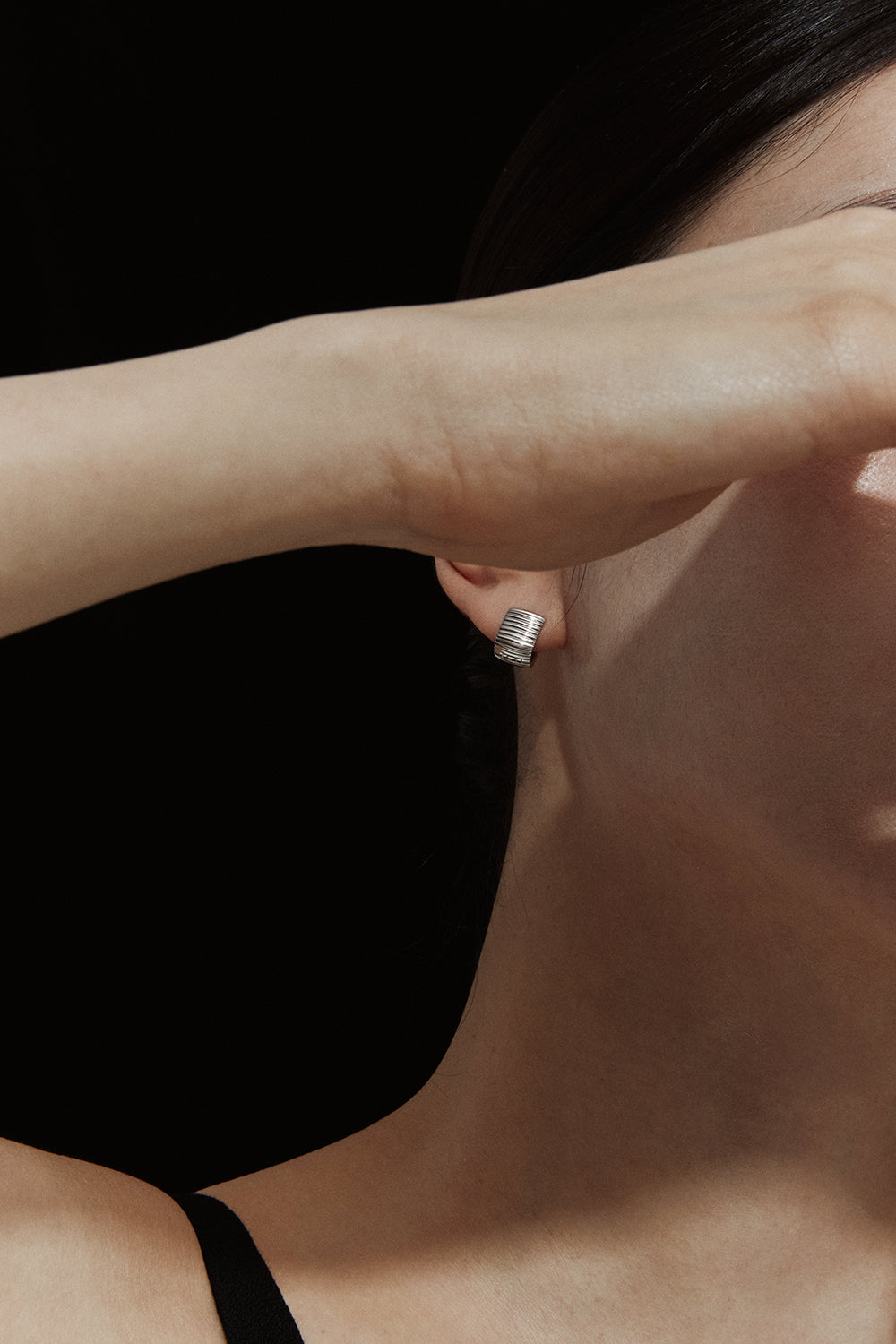 ESSENTIAL RIBBED SILHOUETTE WHITE GOLD EARRINGS