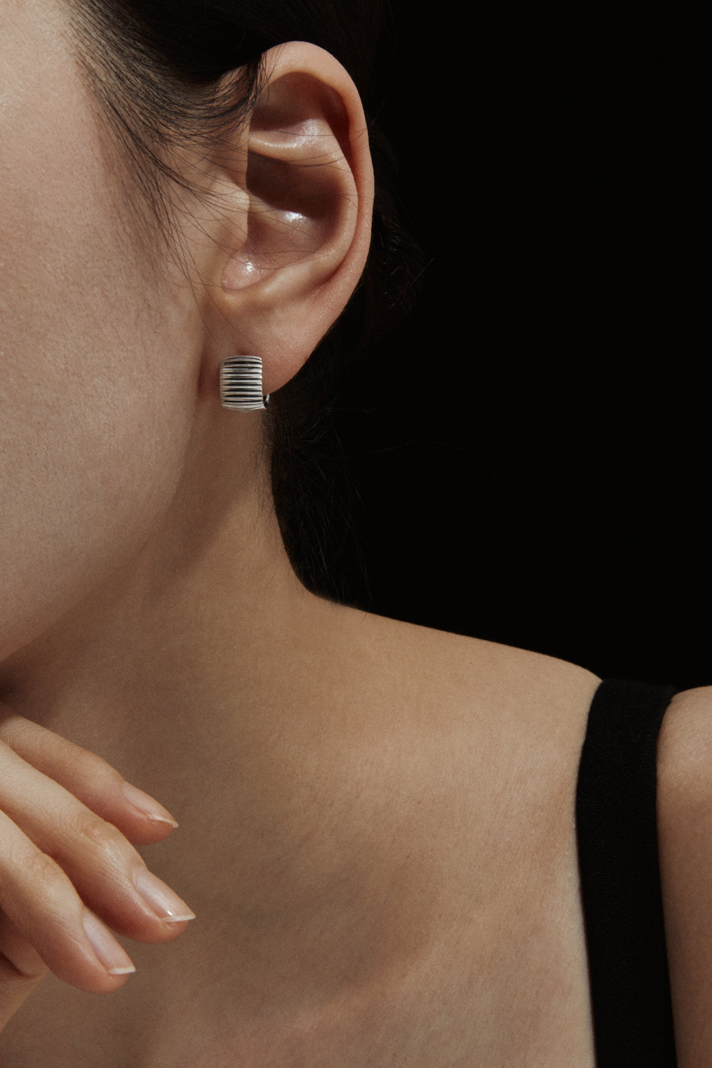 ESSENTIAL RIBBED SILHOUETTE WHITE GOLD EARRINGS