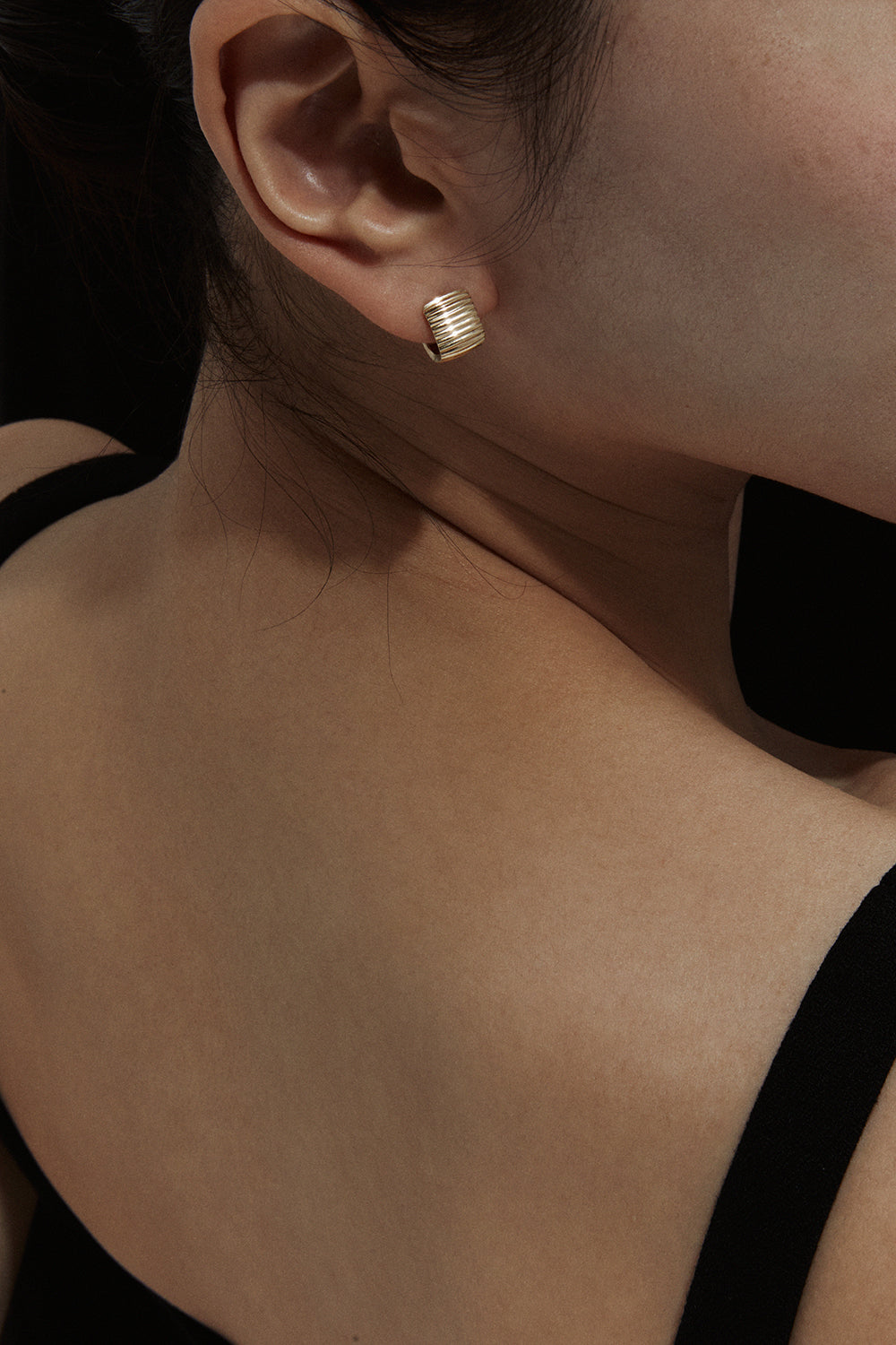 ESSENTIAL RIBBED SILHOUETTE YELLOW GOLD EARRINGS