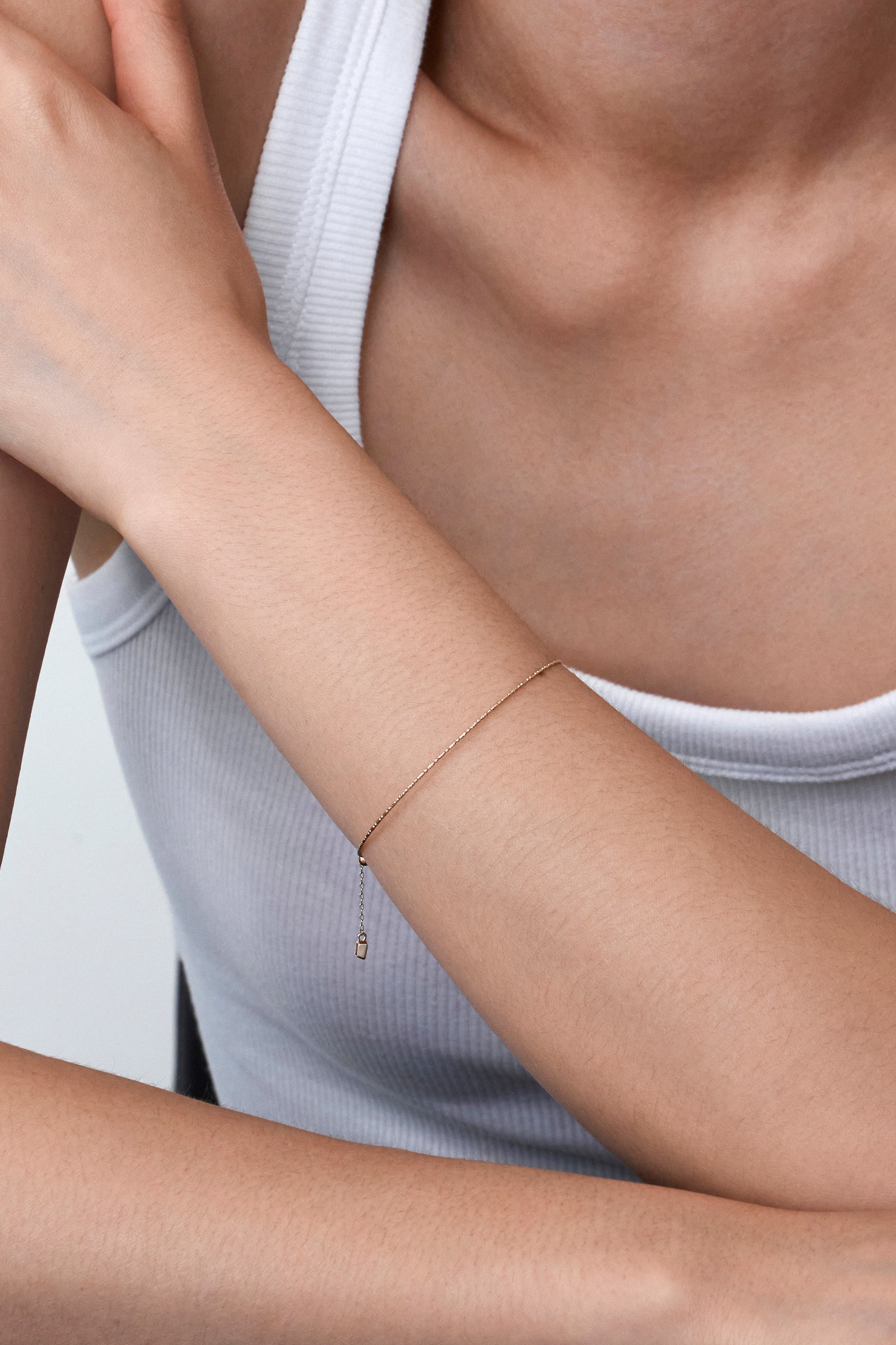 TITANIUM CORE OVAL LINK BRACELET IN GOLD
