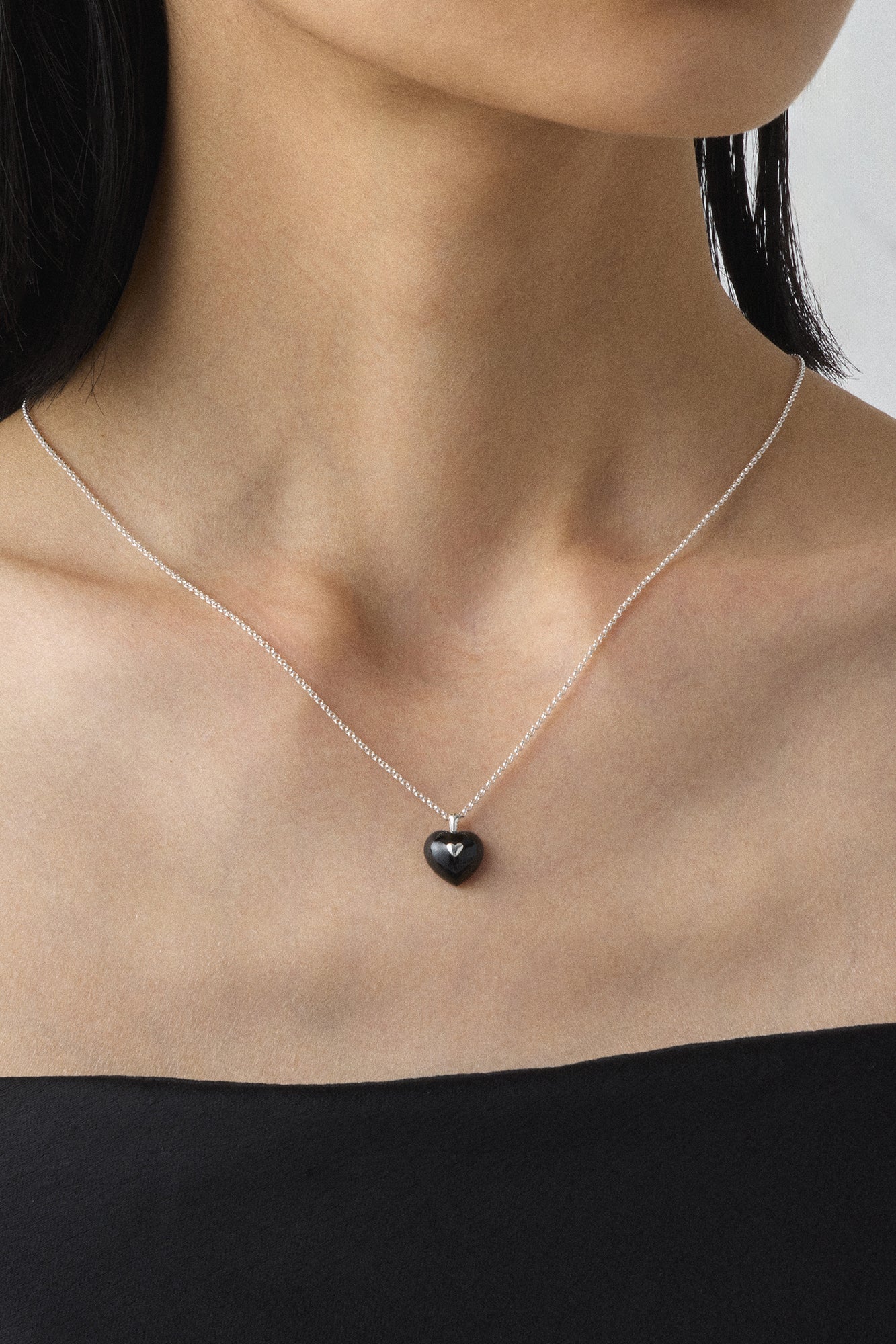 VERY VINTAGE BLACK ONYX HEART PENDANT NECKLACE