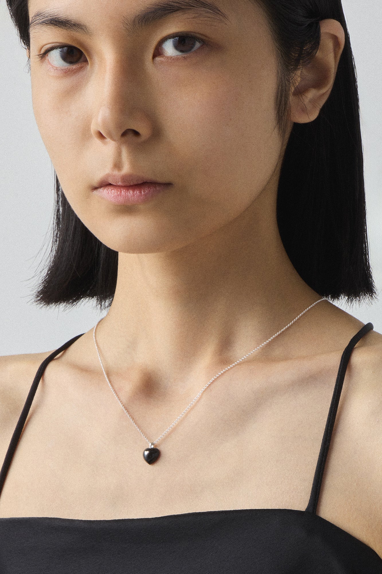 VERY VINTAGE BLACK ONYX HEART PENDANT NECKLACE