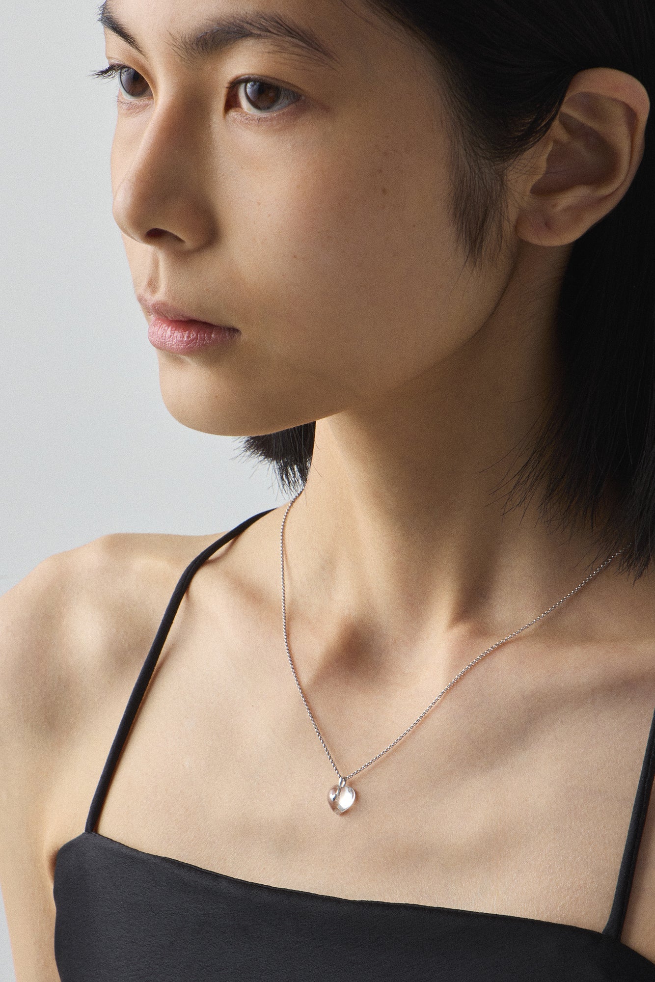 VERY VINTAGE قلادة قلادة قلب فضية عديمة اللون