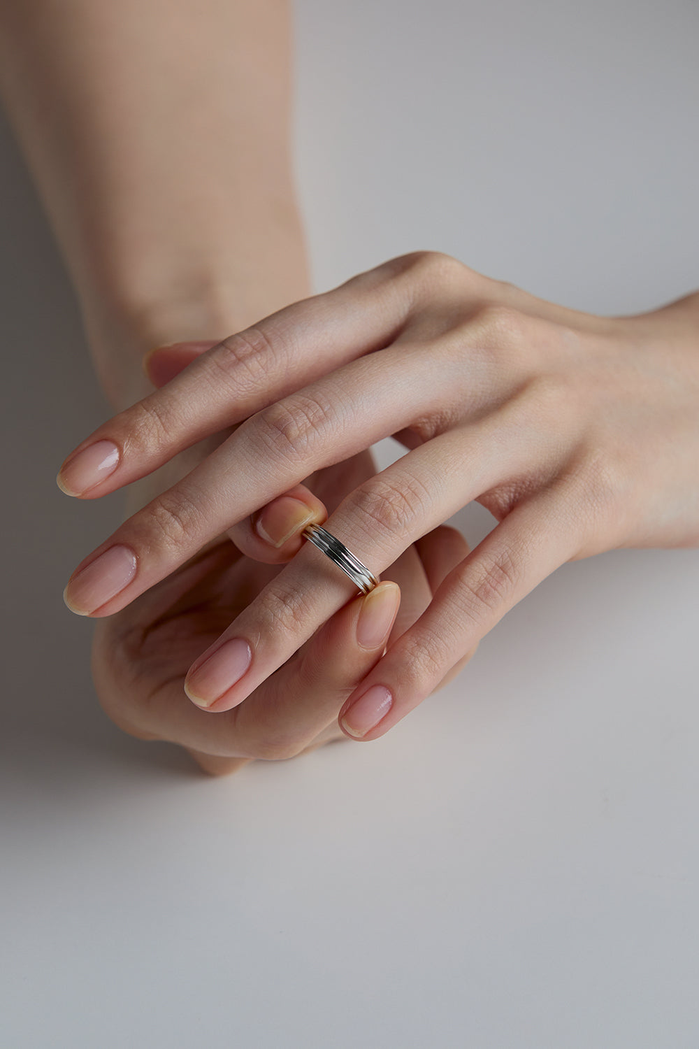 10K WHITE GOLD FLAT POTTERY VESSEL RING