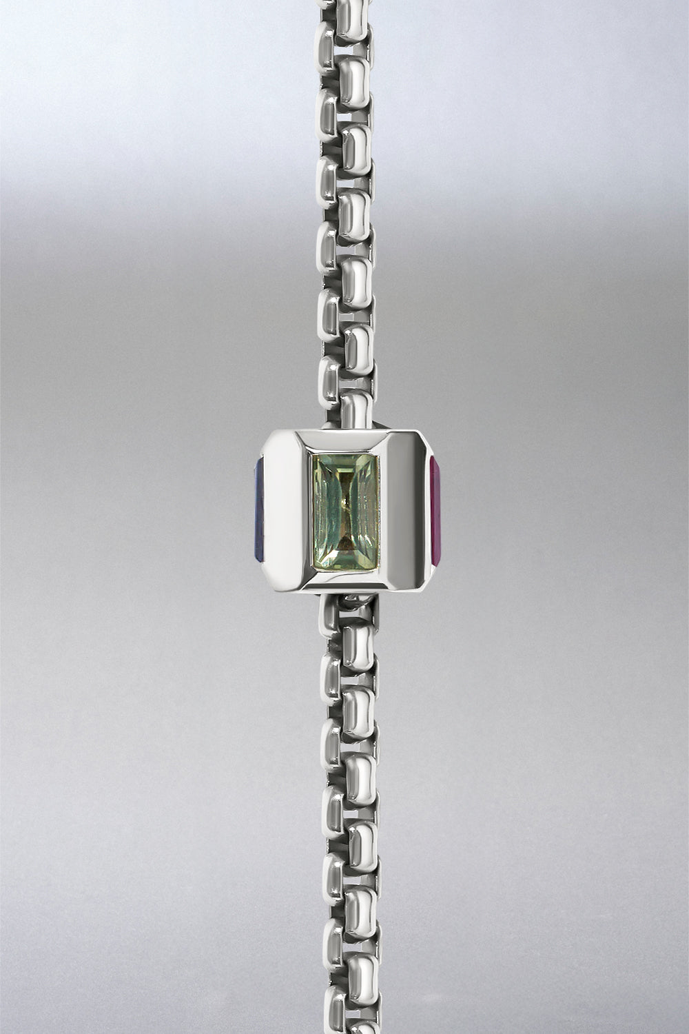 QUINTESSENCE NECKLACE四色光芒，彼此平衡。嶄新的精緻，從容而自然。