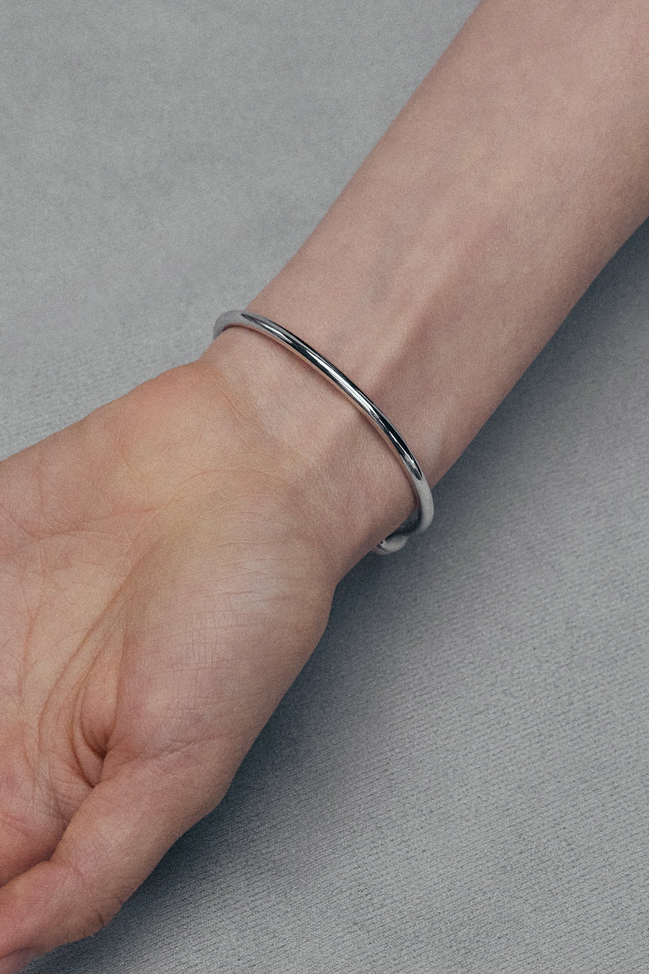 COLD WHITE DOUBLE PEARL OPEN BRACELET