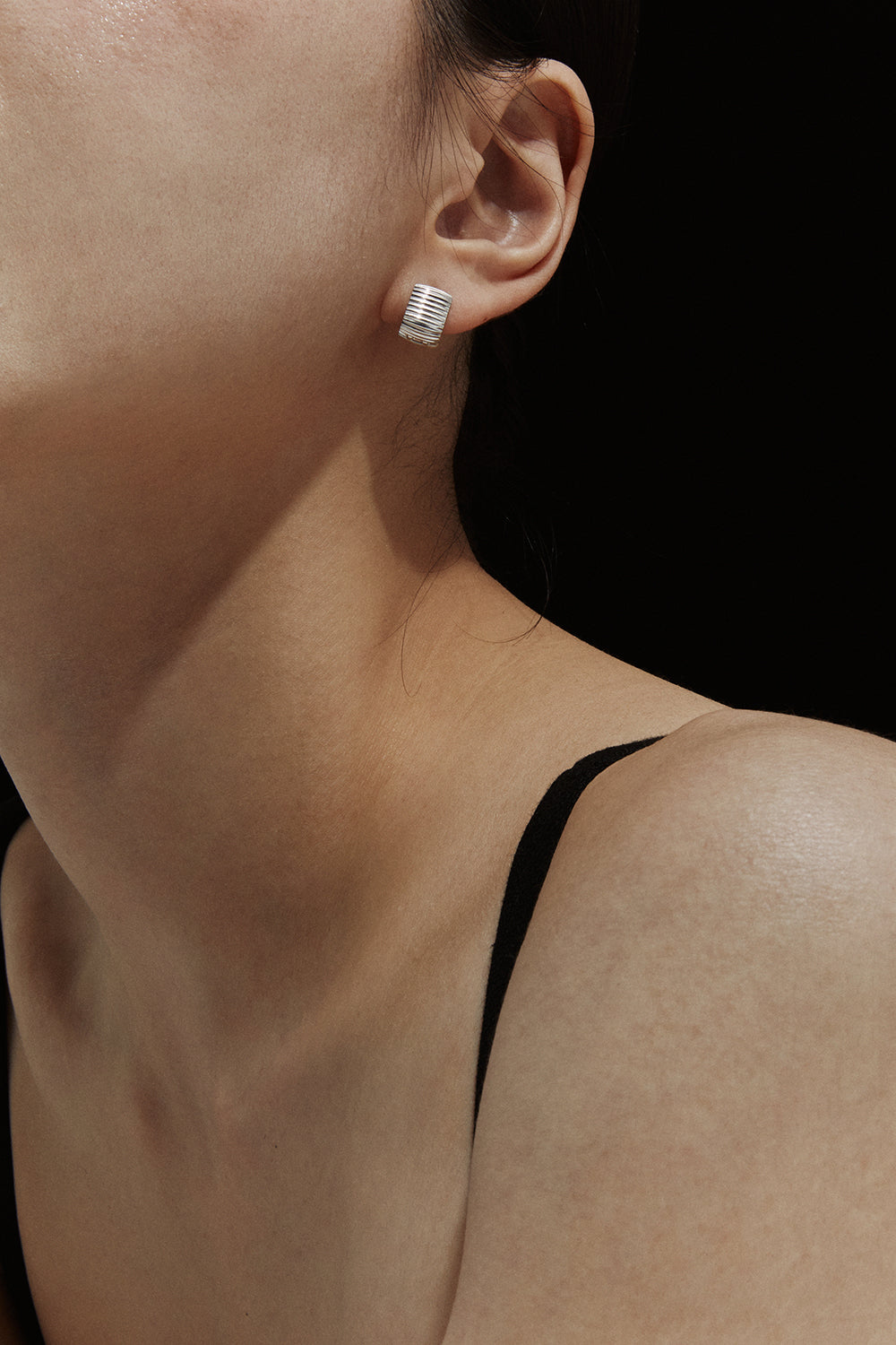 ESSENTIAL RIBBED SILHOUETTE EARRINGS SMALL