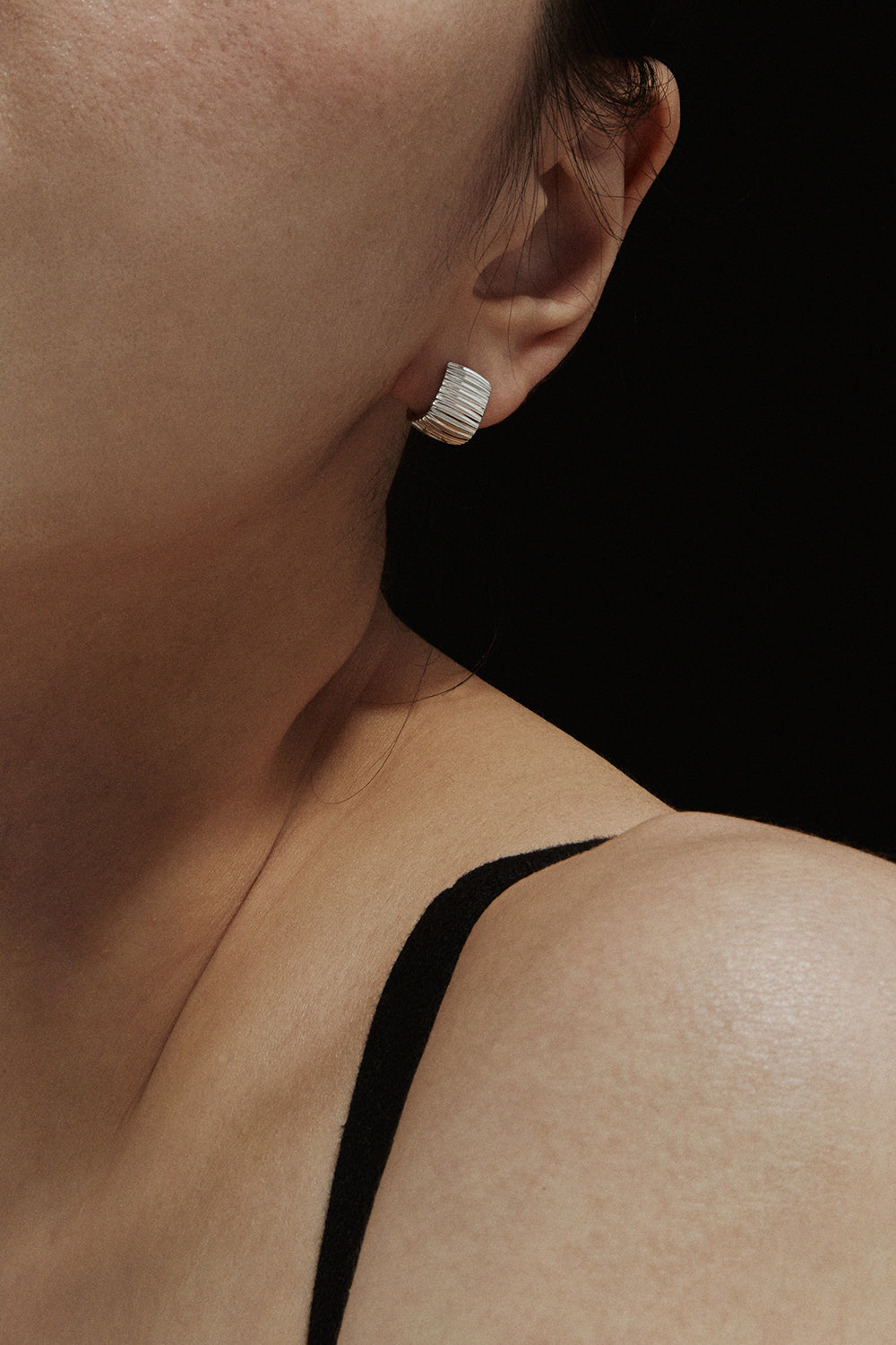 ESSENTIAL RIBBED SILHOUETTE EARRINGS SMALL