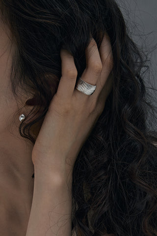 ESSENTIAL RIBBED SILHOUETTE RING LARGE