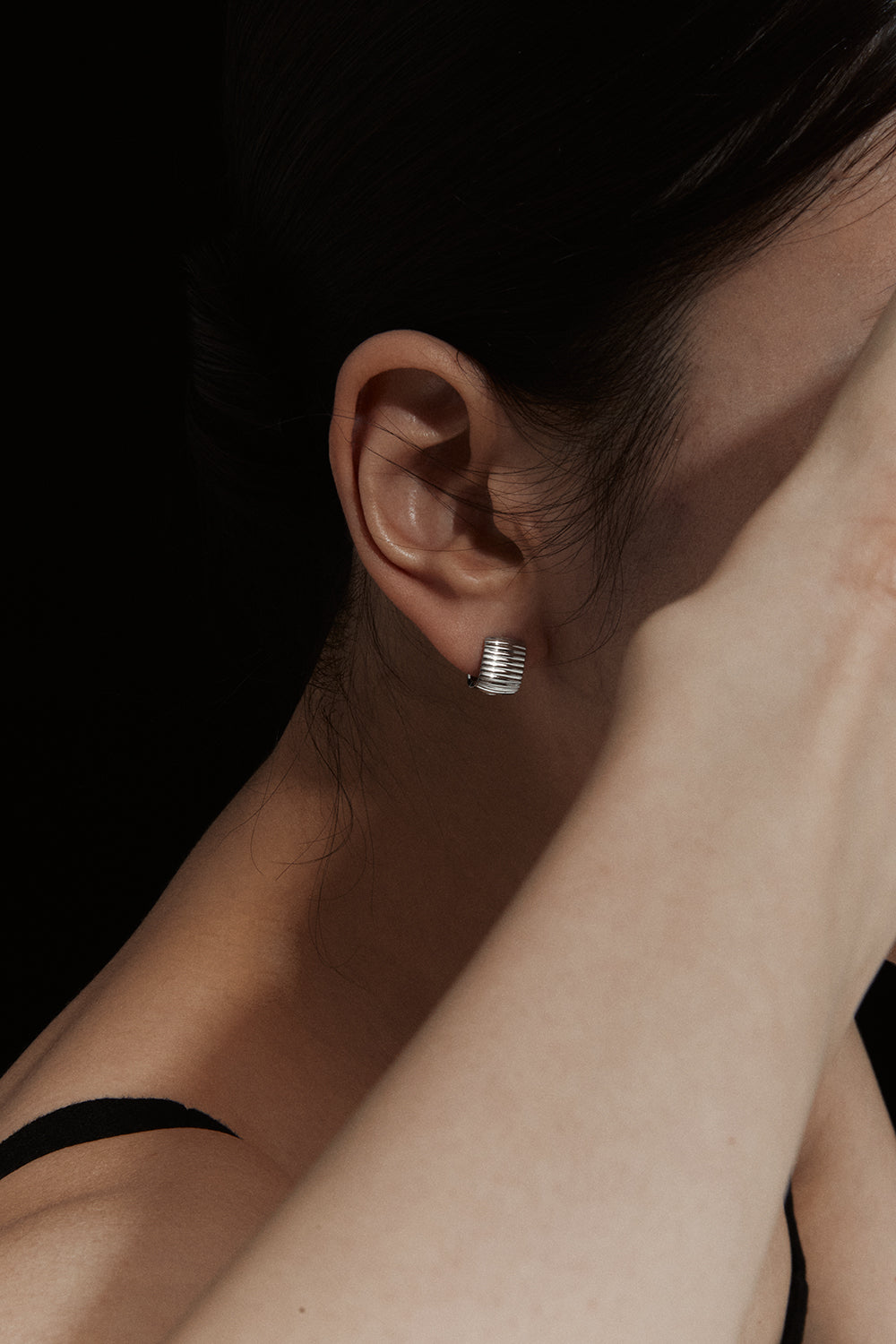 ESSENTIAL RIBBED SILHOUETTE WHITE GOLD EARRINGS
