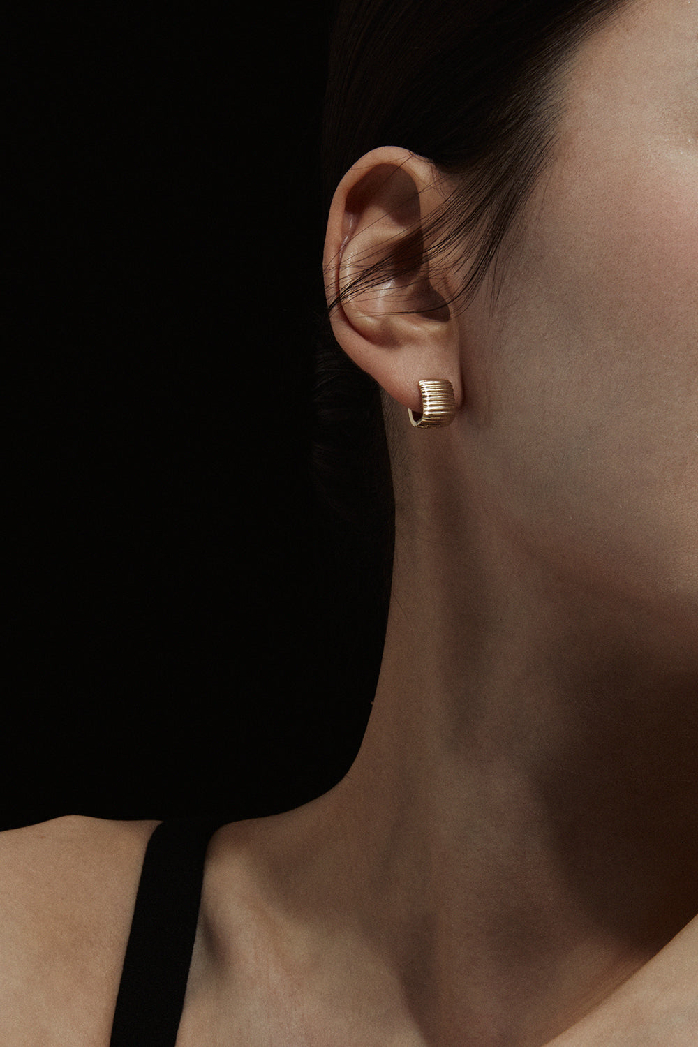 ESSENTIAL RIBBED SILHOUETTE YELLOW GOLD EARRINGS