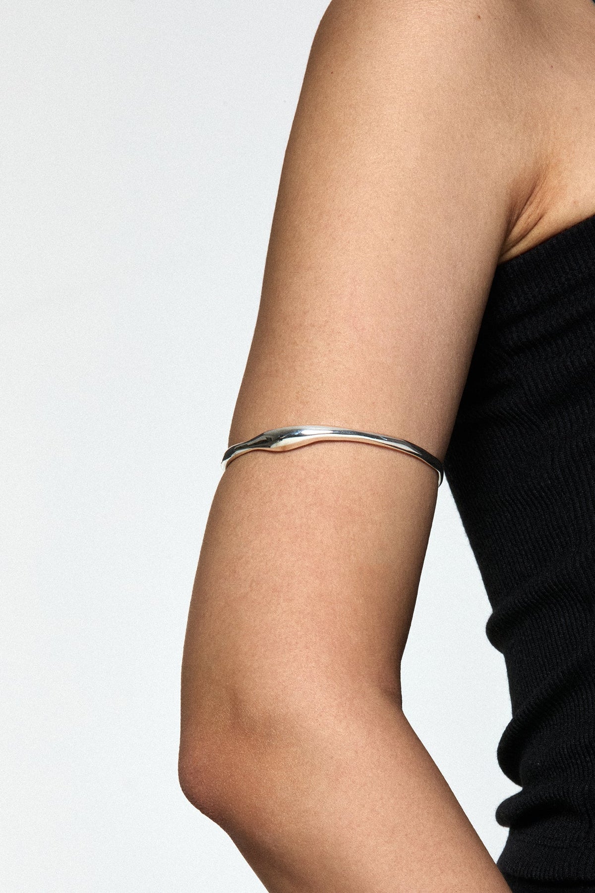 SLEEK ARM BANGLE M