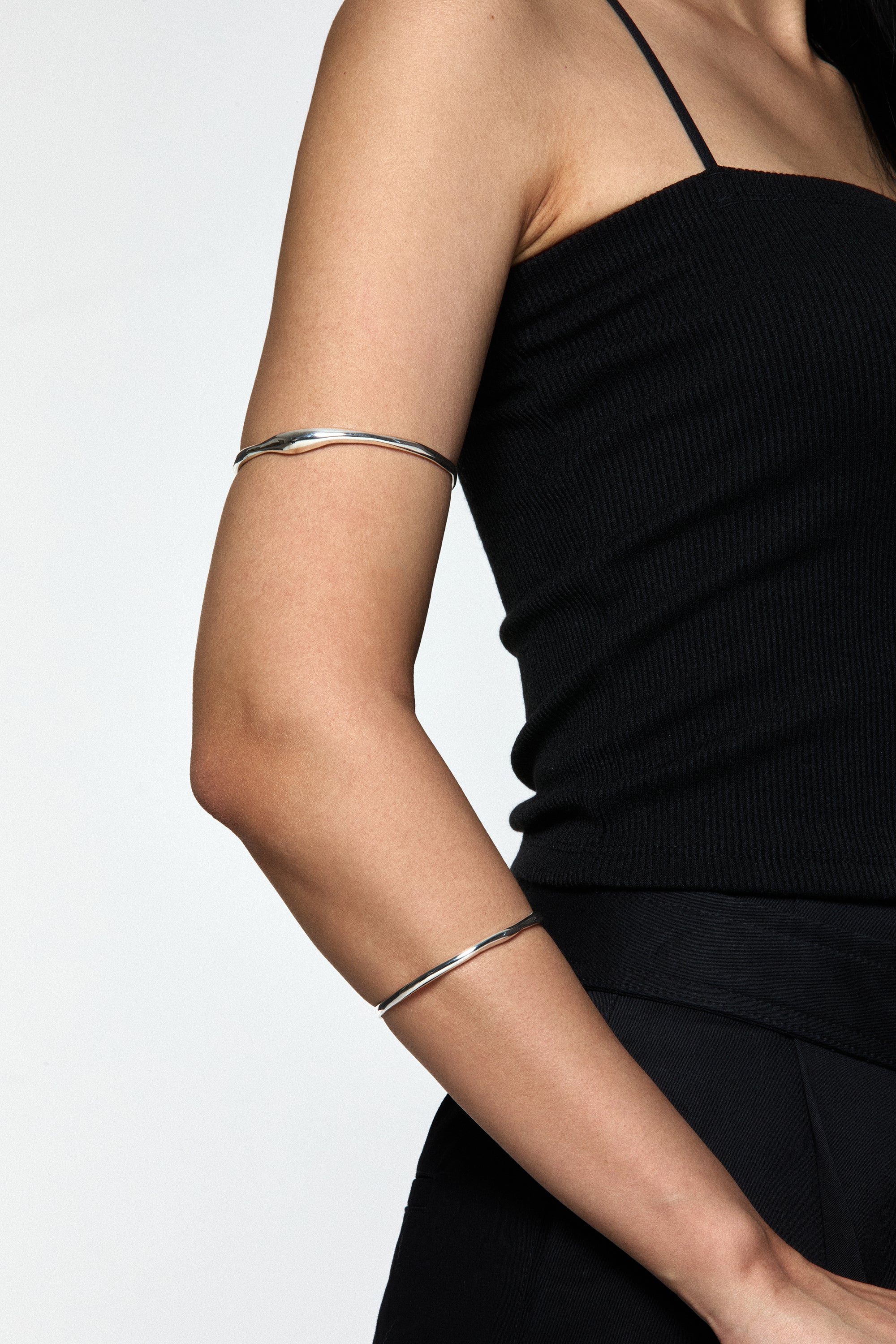 SLEEK ARM BANGLE M