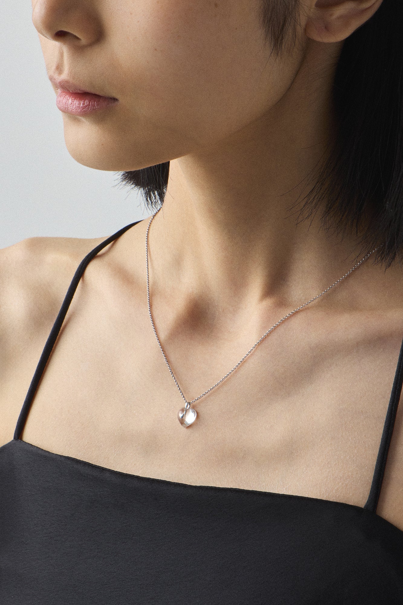 VERY VINTAGE قلادة قلادة قلب فضية عديمة اللون