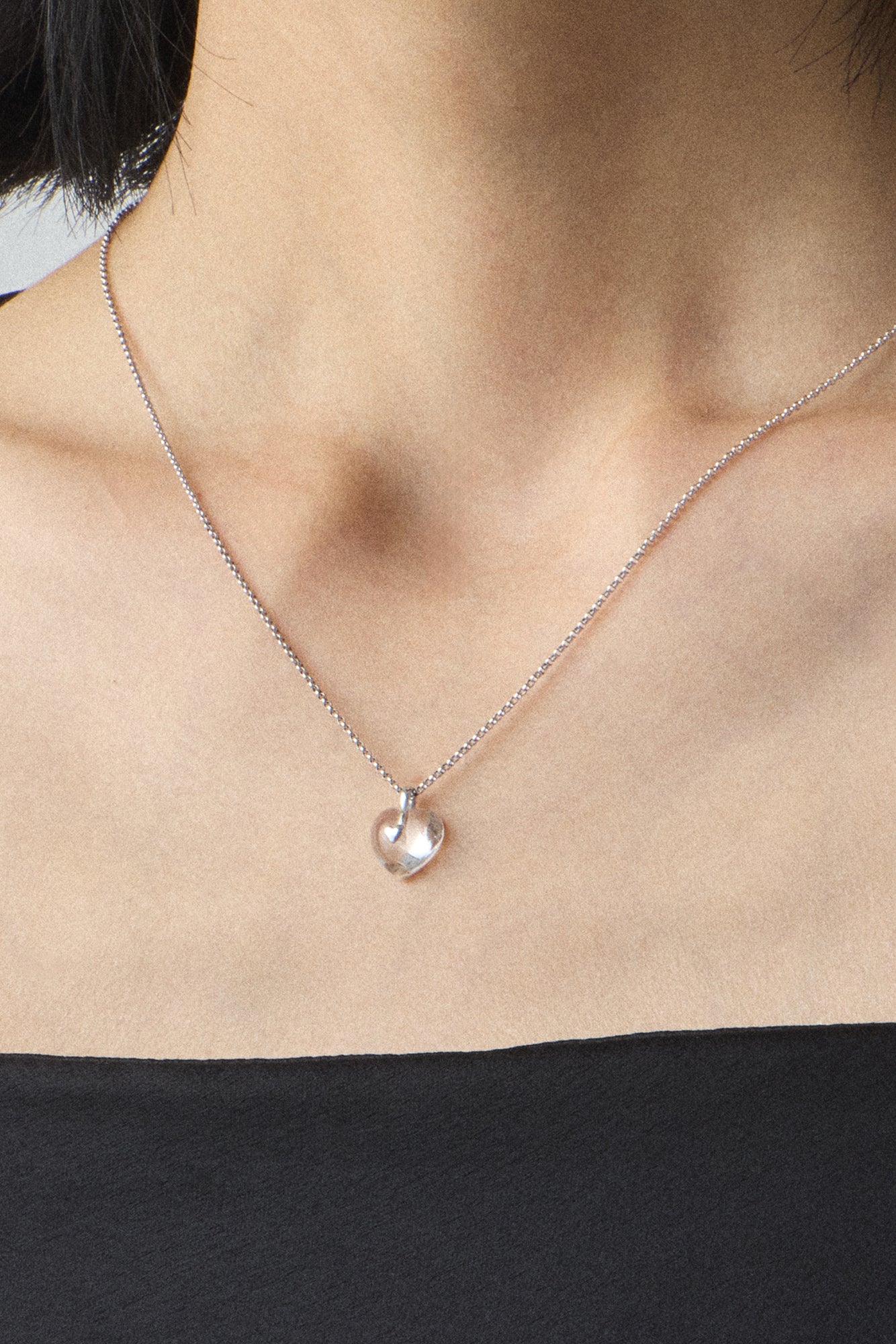 VERY VINTAGE قلادة قلادة قلب فضية عديمة اللون