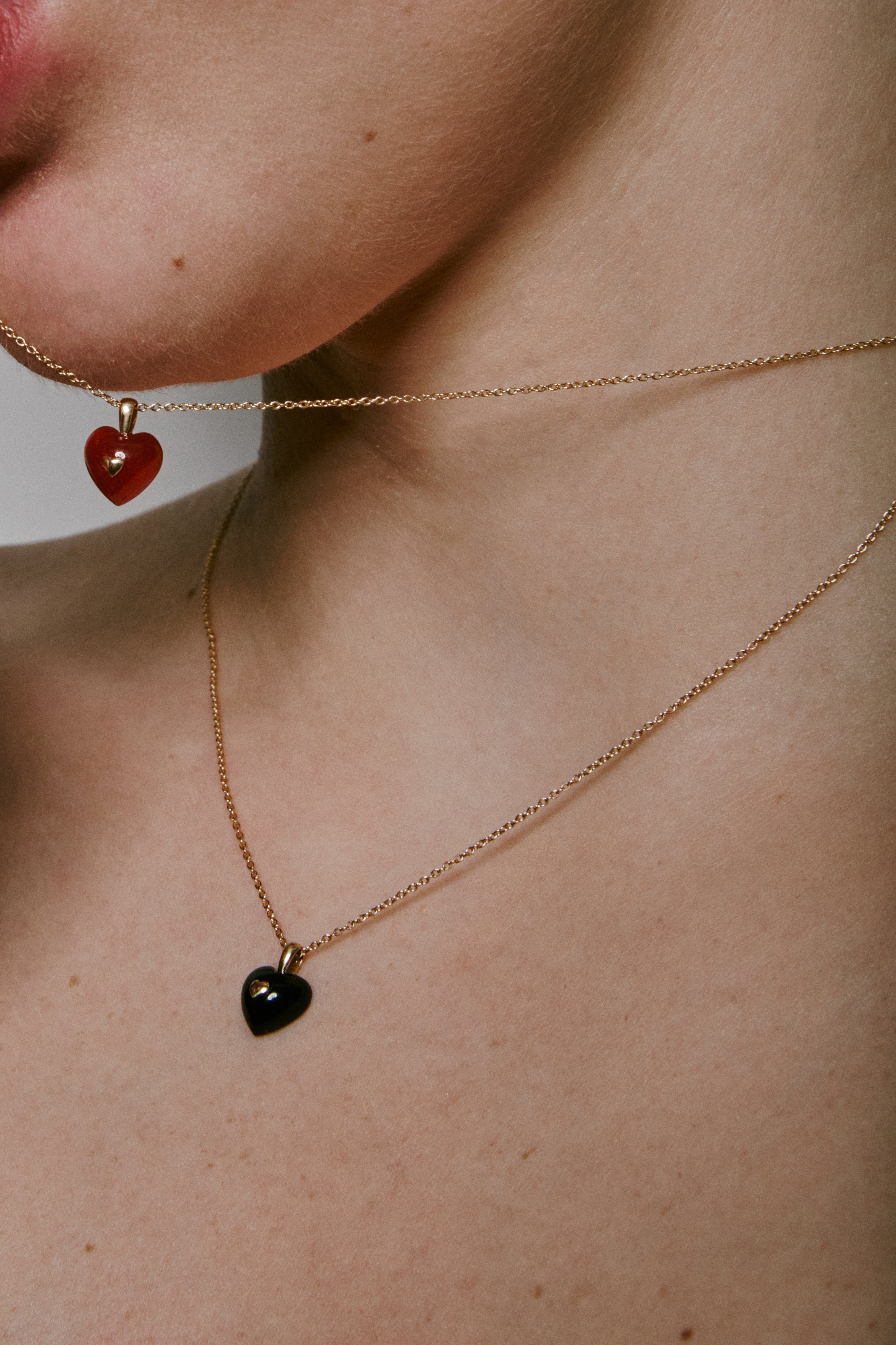 VERY VINTAGE TINY BLACK GOLD HEART PENDANT NECKLACE