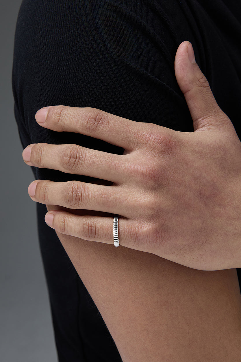 STERLING SILVER ESSENTIAL RIBBED SILHOUETTE RING